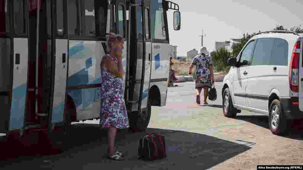 На території КПВВ очікують десятки автобусів. Більшість пасажирів &ndash;&nbsp;туристи, охочі потрапити до Криму