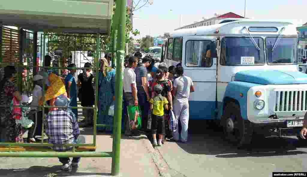 Adamlar awtobusa münmek üçin nobata durlar.