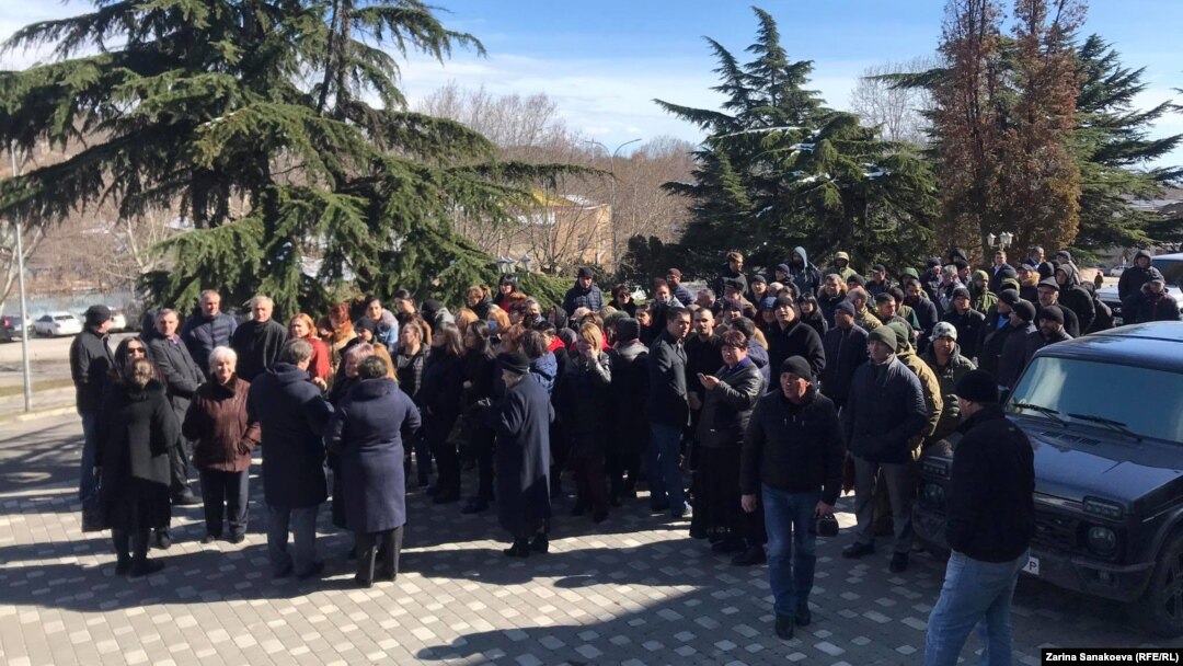 Собравшиеся люди не пошли в предложенное спикером помещение, а провели мероприятие рядом со зданием парламента