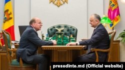 Igor Dodon împreună cu ambasadorul rus Oleg Vasnețov (stânga), pe când liderul socialist era președinte al R. Moldova. 26 februarie 2019