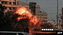 Explozie la locul unui atac aerian israelian care a vizat o clădire din cartierul Bashoura din Beirut. 18 martie 2026.