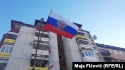 Flamuj të Rusisë në veri të Mitrovicës - Foto nga arkivi