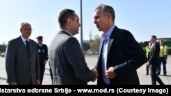 Stoltenberg sa ministrom odbrane Srbije, Aleksandrom Vulinom u Beogradu 6. oktobra