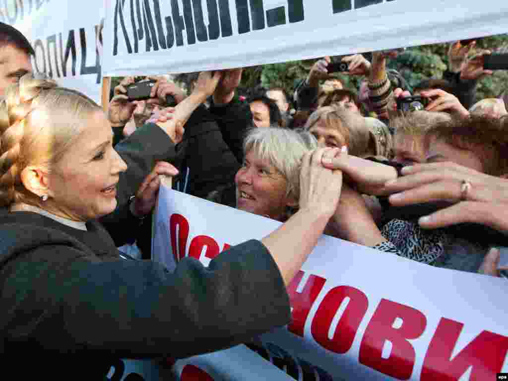 Юлія Тимошенко зустрічається з підприємцями, які протестують проти ухвалення Податкового кодексу, Київ, 16 листопада. Photo by Valentyn Ogirenko for EPA