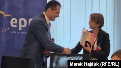 Посол України в ЄС Всеволод Ченцов тисне руку представниці Гендиректорату Єврокомісії з питань міграції та внутрішніх справ Корінні Улльріх. Бельгія, Брюссель, 2 червня 2026 року