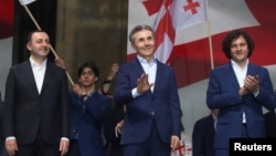 მარცხნიდან: ირაკლი ღარიბაშვილი („ქართული ოცნების“ თავმჯდომარე), ბიძინა ივანიშვილი („ქართული ოცნების“ საპატიო თავმჯდომარე), ირაკლი კობახიძე (საქართველოს პრემიერ-მინისტრი)