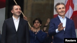 ირაკლი ღარიბაშვილი (მარცხნივ) და ბიძინა ივანიშვილი