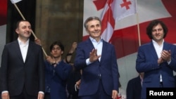 ფოტო არქივიდან: ირაკლი ღარიბაშვილი (მარცხნივ), ბიძინა ივანიშვილი (შუაში) და ირაკლი კობახიძე. 2024 წელი 