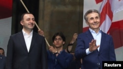 არქივის ფოტო. ირაკლი ღარიბაშვილი და ბიძინა ივანიშვილი „აგენტების კანონის“ მხარდამჭერ აქციაზე. თბილისი. 29 აპრილი