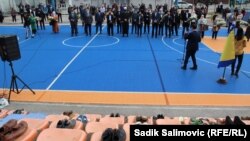 Na klupe tribina igrališta u Srebrenici postavljena su 74 para cipela, a kod spomen-ploče, članovi porodica žrtava i udruženja položili su cvijeće.