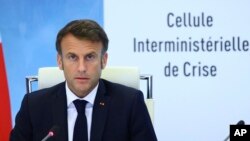Președintele francez Emmanuel Macron vorbește în urma unei ședințe de urgență a guvernului. Emmanuel Macron îi îndeamnă pe părinți să țină adolescenții acasă pentru a opri revoltele care se răspândesc în Franța.