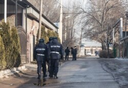 Полицейские патрулируют улицы в поселке Заря Востока. Алматы, 8 февраля 2020 года.