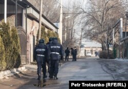Полицейские патрулируют улицы в поселке Заря Востока. Алматы, 8 февраля 2020 года.