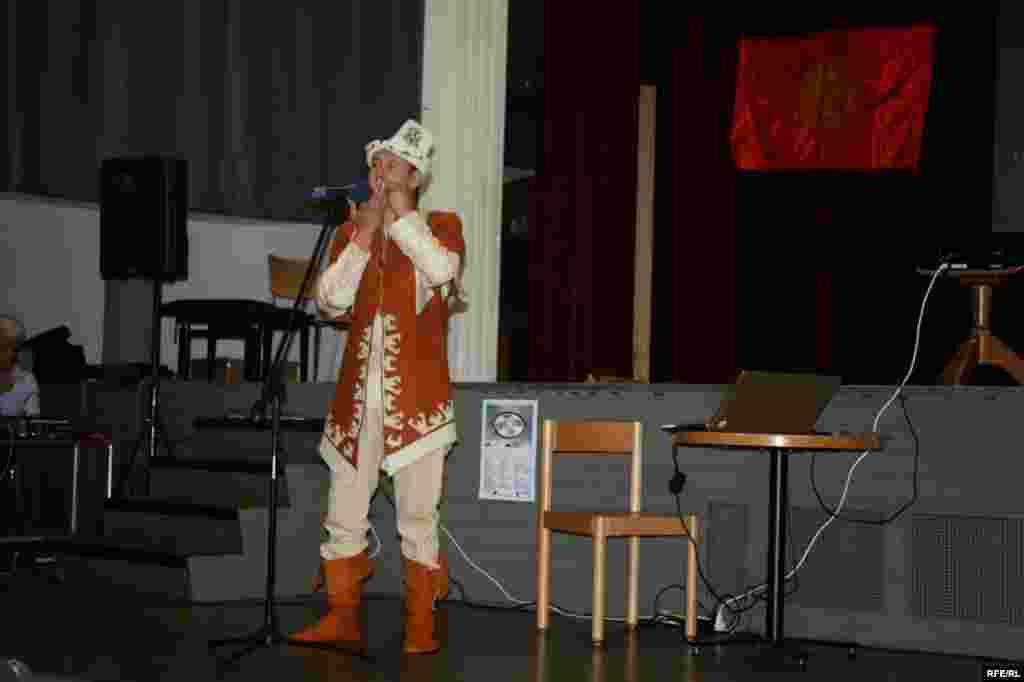 Кыргыздын улуттук музыкалык аспаптарында ойногон белгилүү жаш аткаруучу Асылбек Насирдинов.