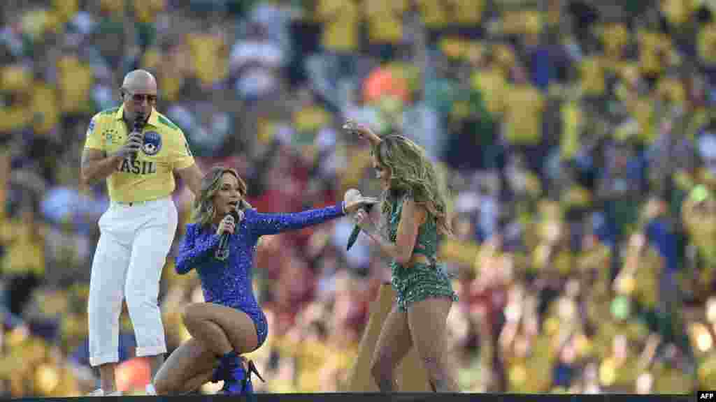 Америкалық рэпер Pitbull, бразилиялық әнші Клаудия Лейтте мен АҚШ әншісі Дженнифер Лопес. 