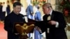 Президент США Дональд Трамп тримає папку, стоячи поруч із головою КНР Сі Цзіньпіном перед тим, як останній виголосить промову під час державної вечері в Білому домі. Вашингтон, 24 вересня 2026 року