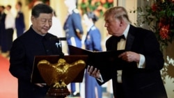 Президент США Дональд Трамп тримає папку, стоячи поруч із головою КНР Сі Цзіньпіном перед тим, як останній виголосить промову під час державної вечері в Білому домі. Вашингтон, 24 вересня 2026 року