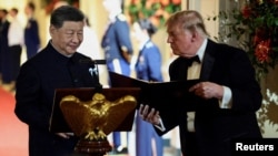 Президент США Дональд Трамп тримає папку, стоячи поруч із головою КНР Сі Цзіньпіном перед тим, як останній виголосить промову під час державної вечері в Білому домі. Вашингтон, 24 вересня 2026 року
