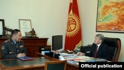 Ички иштер министри Улан Исраилов президент Алмазбек Атамбаевдин кабыл алуусунда.