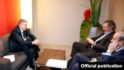 Switzerland/Armenia - Armenia's Prime Minister Karen Karapetian meets with managers of Spanish ACCIONA Group company, Davos,24Jan,2018