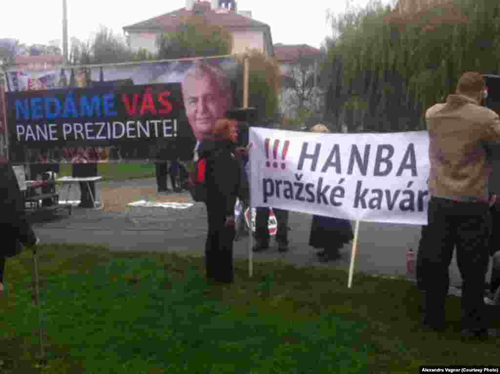 Участники акции в центре Праги. 17 ноября 2014 года.