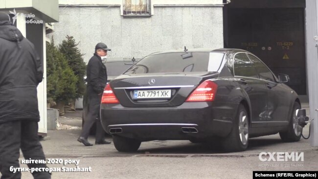 Вперше журналісти звернули уваги на цей Mercedes навесні цього року, коли під час лоукдауну виїжджав з території бутика Sanahunt, який мав бути закритим