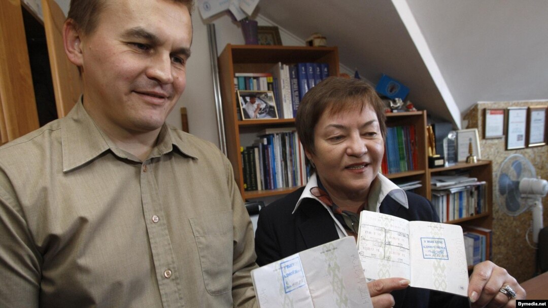 Zhana Litvina (right), head of the Belarus Association of Journalists, and Mikhail Yanchuk, a correspondent for Belsat television, discuss their travel plights with reporters in Minsk.