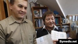 Zhana Litvina (right), head of the Belarus Association of Journalists, and Mikhail Yanchuk, a correspondent for Belsat television, discuss their travel plights with reporters in Minsk.