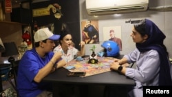 سه جوان در کافه‌ای در تهران 