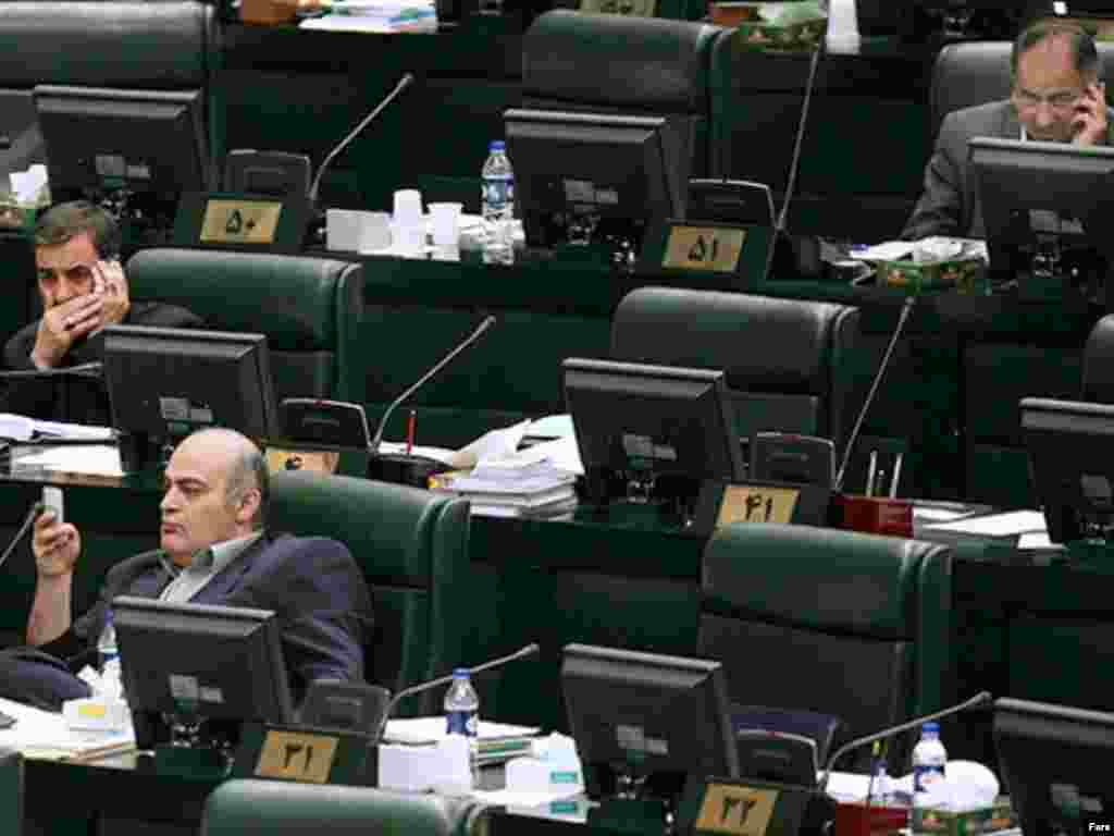 Iran – Telefoniranje u parlamentu - Vješti fotograf snimio je trenutak kada parlamentarci u Iranu umjesto da prate raspravu radije telefoniraju.