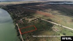 Дорогою до центру Вилкового можна побачити майже 50 соток землі, яка належить безпосередньо Віктору Гушану