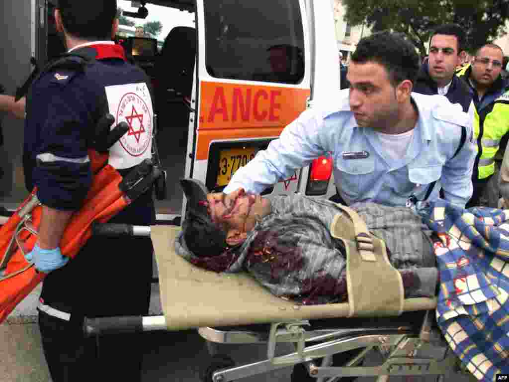 Израильский араб, раненный ракетой, запущенной из сектора Газа, Ашкелон, 29 декабря 2008.