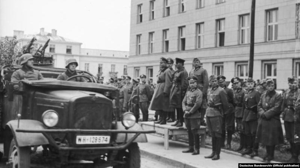 Спільний парад Вермахту і Червоної армії у Бресті 22 вересня 1939 року після вторгнення на територію Польщі військ Німеччини та СРСР. На трибуні (зліва направо): генерал-лейтенант Моріц фон Вікторін, генерал танкових військ Гайнц Гудеріан і комбриг Семен Кривошеїн