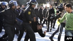 Jurnalistlər Bakıdakı etiraz aksiyasında, 10 dekabr 2012