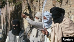 Pakistan -- Masked pro-Taliban militants who are supporters of Maulana Fazlullah, a hardline cleric, stand guard at Charbagh, a Taliban strong hold, near Mingora, Swat Valley, 02Nov2007