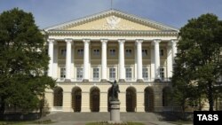 Здание Смольного института, где располагается правительство Санкт-Петербурга