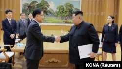 Түштүк Кореядан барган өкүлдөр Ким Чен Ын менен жолугушууда. 5-март, 2018-жыл. 