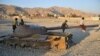 Афганскія дзеці гуляюць на парэштках савецкага танка
