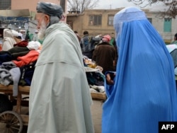 Көшедегі ауған әйелдер. Кабул, 23 қараша 2011 жыл