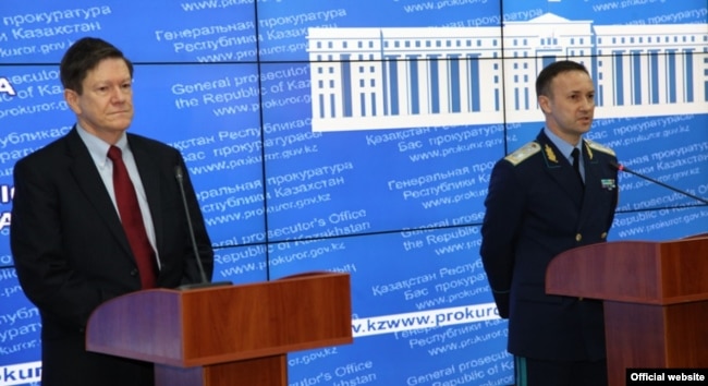 Посол США в Казахстане Джон Ордуэй и представитель Генеральной прокуратуры Казахстана. Астана, декабрь 2013 года