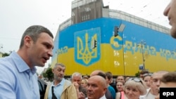 Vitali Klitschko talks with protesters on Independence Square (file photo)
