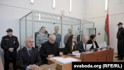 Падчас суду 18 красавіка 2018 году. За кратамі (зьлева направа) Андрэй Кускоў, Уладзімер Дашкевіч і Аляксандар Кныровіч
