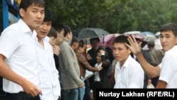Выпускники школ после сдачи Единого национального тестирования. Алматы, 3 июня 2013 года.