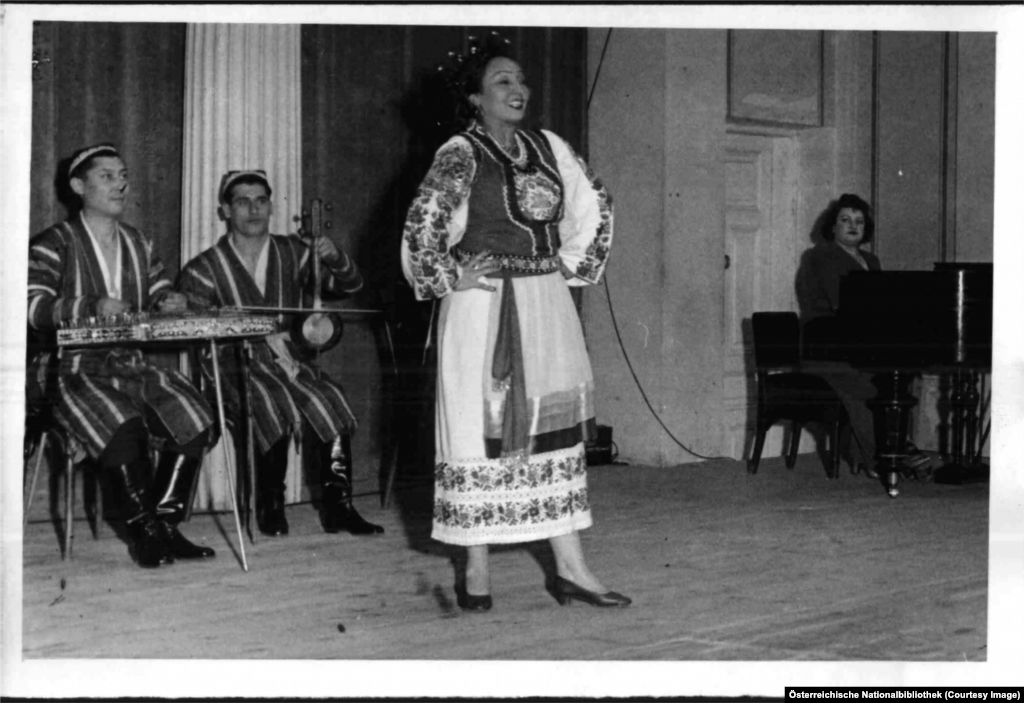 Muziceni uzbeci cântă la Musikverein, sediul de azi al Orchestrei simfonice din Viena.