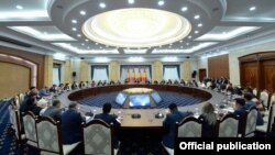 Сооронбай Жээнбеков проводит встречу с руководителями СМИ Кыргызстана.