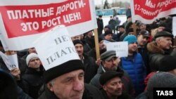 Російські водії-далекобійники протестують проти запровадження плати за користування федеральними дорогами, Омськ, 25 листопада 2015 року