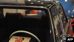 Фотография Л.Брежнева в его автомобиле "Мерседес-500". Выставка старинных автомобилей в Киеве. AFP. 16.4.2010.pr2010