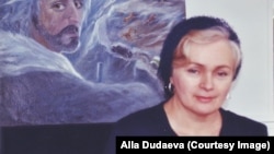 Алла Дудаева на фоне своей картины "Абрек. Выселение в Казахстан"