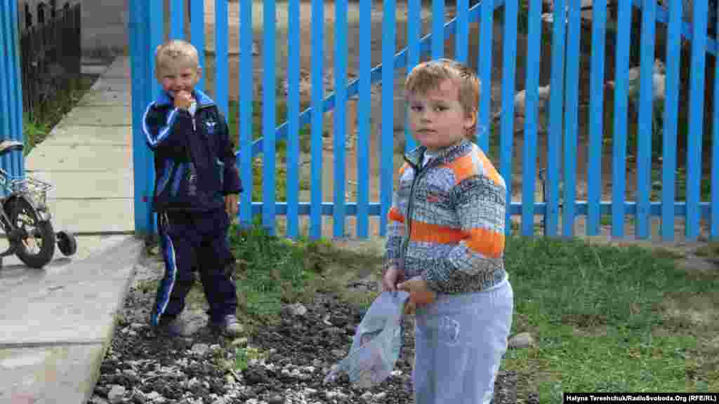 Дітлахи у Волі-Задеревацькій