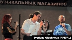 "Маша и медведи" тобы ән айтып тұр. Әнші Мария Макарова сол жақта. Астана, 31 наурыз 2012 жыл.